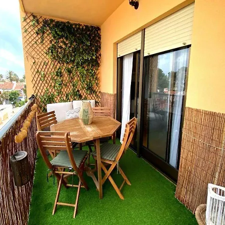 Espuma De Mar En Primera Línea De Playa De Apartamento
